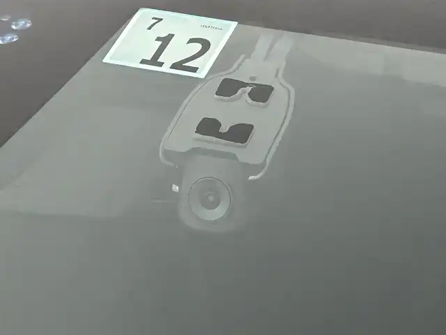 ホンダ ヴェゼル ハイブリッド e:HEV Z 道央・札幌 2022(令4)年 4.1万km プラチナホワイトパール ・４WD/・寒冷地仕様/・純正ロアスカート（F・R）/・純正ガーニッシュ（S・R）/・ホンダコネクトディスプレイ/　BT／AppleCarPlay／AndroidAuto/・マルチビューカメラシステム/・純正ビルトインETC2.0 /・純正前後ドライブレコーダー/・ホンダセンシング/・衝突軽減ブレーキ/・レーンキープアシスト/・横滑り防止装置/・アイドリングストップ/・ブラインドスポットインフォメーション/・ハーフレザーシート/・前席シートヒーター/・ステアリングヒーター/・ワイヤレス充電/・パドルシフト/・テールゲートスポイラー/・純正AW18インチ/・スマートキー/・プッシュスタート/・スペアキー