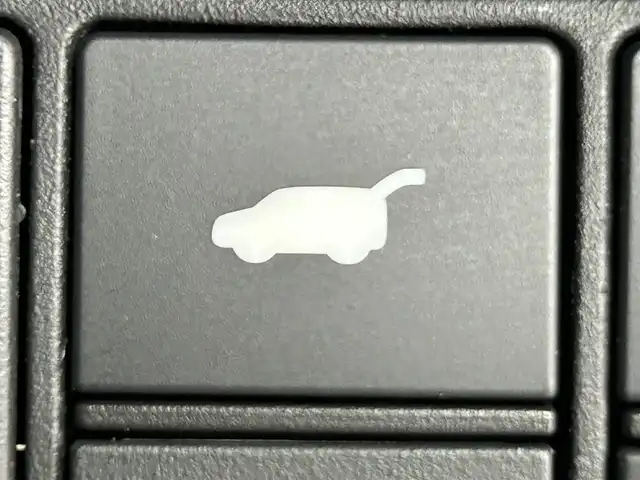 ホンダ ヴェゼル ハイブリッド e:HEV Z 道央・札幌 2022(令4)年 4.1万km プラチナホワイトパール ・４WD/・寒冷地仕様/・純正ロアスカート（F・R）/・純正ガーニッシュ（S・R）/・ホンダコネクトディスプレイ/　BT／AppleCarPlay／AndroidAuto/・マルチビューカメラシステム/・純正ビルトインETC2.0 /・純正前後ドライブレコーダー/・ホンダセンシング/・衝突軽減ブレーキ/・レーンキープアシスト/・横滑り防止装置/・アイドリングストップ/・ブラインドスポットインフォメーション/・ハーフレザーシート/・前席シートヒーター/・ステアリングヒーター/・ワイヤレス充電/・パドルシフト/・テールゲートスポイラー/・純正AW18インチ/・スマートキー/・プッシュスタート/・スペアキー