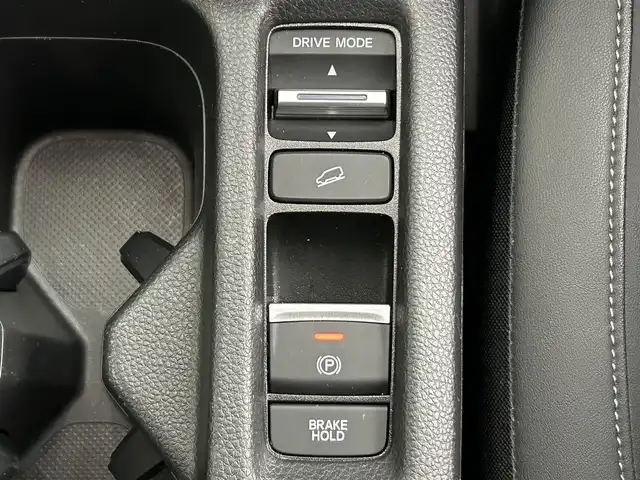 ホンダ ヴェゼル ハイブリッド e:HEV Z 道央・札幌 2022(令4)年 4.1万km プラチナホワイトパール ・４WD/・寒冷地仕様/・純正ロアスカート（F・R）/・純正ガーニッシュ（S・R）/・ホンダコネクトディスプレイ/　BT／AppleCarPlay／AndroidAuto/・マルチビューカメラシステム/・純正ビルトインETC2.0 /・純正前後ドライブレコーダー/・ホンダセンシング/・衝突軽減ブレーキ/・レーンキープアシスト/・横滑り防止装置/・アイドリングストップ/・ブラインドスポットインフォメーション/・ハーフレザーシート/・前席シートヒーター/・ステアリングヒーター/・ワイヤレス充電/・パドルシフト/・テールゲートスポイラー/・純正AW18インチ/・スマートキー/・プッシュスタート/・スペアキー