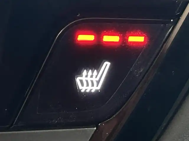 ホンダ ヴェゼル ハイブリッド e:HEV Z 道央・札幌 2022(令4)年 4.1万km プラチナホワイトパール ・４WD/・寒冷地仕様/・純正ロアスカート（F・R）/・純正ガーニッシュ（S・R）/・ホンダコネクトディスプレイ/　BT／AppleCarPlay／AndroidAuto/・マルチビューカメラシステム/・純正ビルトインETC2.0 /・純正前後ドライブレコーダー/・ホンダセンシング/・衝突軽減ブレーキ/・レーンキープアシスト/・横滑り防止装置/・アイドリングストップ/・ブラインドスポットインフォメーション/・ハーフレザーシート/・前席シートヒーター/・ステアリングヒーター/・ワイヤレス充電/・パドルシフト/・テールゲートスポイラー/・純正AW18インチ/・スマートキー/・プッシュスタート/・スペアキー