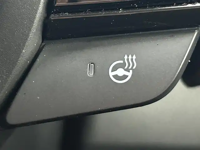 ホンダ ヴェゼル ハイブリッド e:HEV Z 道央・札幌 2022(令4)年 4.1万km プラチナホワイトパール ・４WD/・寒冷地仕様/・純正ロアスカート（F・R）/・純正ガーニッシュ（S・R）/・ホンダコネクトディスプレイ/　BT／AppleCarPlay／AndroidAuto/・マルチビューカメラシステム/・純正ビルトインETC2.0 /・純正前後ドライブレコーダー/・ホンダセンシング/・衝突軽減ブレーキ/・レーンキープアシスト/・横滑り防止装置/・アイドリングストップ/・ブラインドスポットインフォメーション/・ハーフレザーシート/・前席シートヒーター/・ステアリングヒーター/・ワイヤレス充電/・パドルシフト/・テールゲートスポイラー/・純正AW18インチ/・スマートキー/・プッシュスタート/・スペアキー