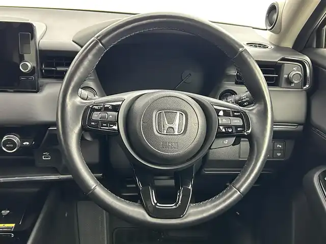 ホンダ ヴェゼル ハイブリッド e:HEV Z 道央・札幌 2022(令4)年 4.1万km プラチナホワイトパール ・４WD/・寒冷地仕様/・純正ロアスカート（F・R）/・純正ガーニッシュ（S・R）/・ホンダコネクトディスプレイ/　BT／AppleCarPlay／AndroidAuto/・マルチビューカメラシステム/・純正ビルトインETC2.0 /・純正前後ドライブレコーダー/・ホンダセンシング/・衝突軽減ブレーキ/・レーンキープアシスト/・横滑り防止装置/・アイドリングストップ/・ブラインドスポットインフォメーション/・ハーフレザーシート/・前席シートヒーター/・ステアリングヒーター/・ワイヤレス充電/・パドルシフト/・テールゲートスポイラー/・純正AW18インチ/・スマートキー/・プッシュスタート/・スペアキー