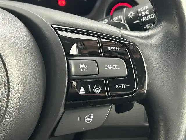 ホンダ ヴェゼル ハイブリッド e:HEV Z 道央・札幌 2022(令4)年 4.1万km プラチナホワイトパール ・４WD/・寒冷地仕様/・純正ロアスカート（F・R）/・純正ガーニッシュ（S・R）/・ホンダコネクトディスプレイ/　BT／AppleCarPlay／AndroidAuto/・マルチビューカメラシステム/・純正ビルトインETC2.0 /・純正前後ドライブレコーダー/・ホンダセンシング/・衝突軽減ブレーキ/・レーンキープアシスト/・横滑り防止装置/・アイドリングストップ/・ブラインドスポットインフォメーション/・ハーフレザーシート/・前席シートヒーター/・ステアリングヒーター/・ワイヤレス充電/・パドルシフト/・テールゲートスポイラー/・純正AW18インチ/・スマートキー/・プッシュスタート/・スペアキー