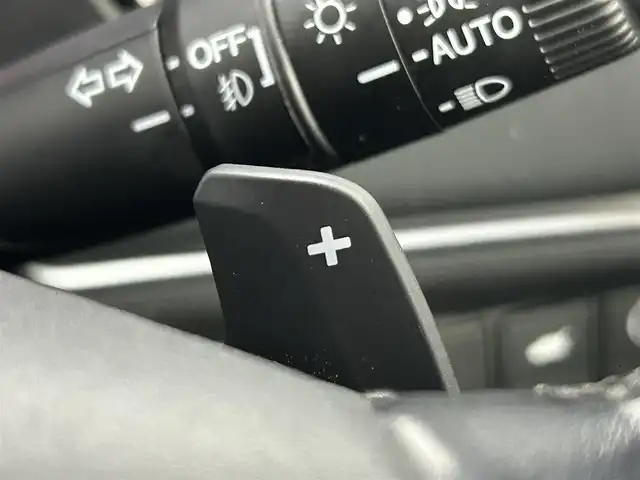 ホンダ ヴェゼル ハイブリッド e:HEV Z 道央・札幌 2022(令4)年 4.1万km プラチナホワイトパール ・４WD/・寒冷地仕様/・純正ロアスカート（F・R）/・純正ガーニッシュ（S・R）/・ホンダコネクトディスプレイ/　BT／AppleCarPlay／AndroidAuto/・マルチビューカメラシステム/・純正ビルトインETC2.0 /・純正前後ドライブレコーダー/・ホンダセンシング/・衝突軽減ブレーキ/・レーンキープアシスト/・横滑り防止装置/・アイドリングストップ/・ブラインドスポットインフォメーション/・ハーフレザーシート/・前席シートヒーター/・ステアリングヒーター/・ワイヤレス充電/・パドルシフト/・テールゲートスポイラー/・純正AW18インチ/・スマートキー/・プッシュスタート/・スペアキー