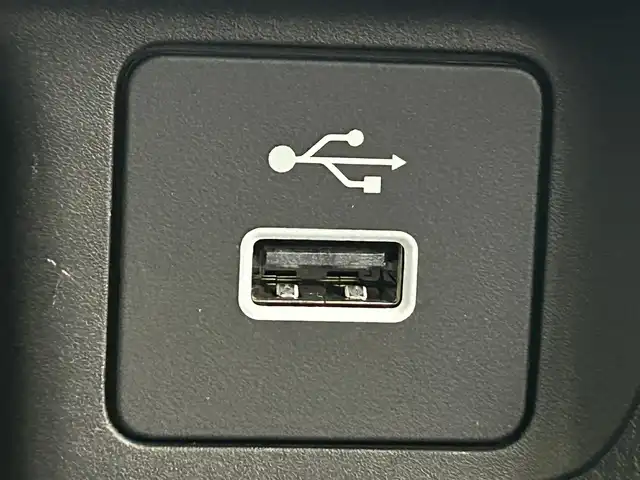 ホンダ ヴェゼル ハイブリッド e:HEV Z 道央・札幌 2022(令4)年 4.1万km プラチナホワイトパール ・４WD/・寒冷地仕様/・純正ロアスカート（F・R）/・純正ガーニッシュ（S・R）/・ホンダコネクトディスプレイ/　BT／AppleCarPlay／AndroidAuto/・マルチビューカメラシステム/・純正ビルトインETC2.0 /・純正前後ドライブレコーダー/・ホンダセンシング/・衝突軽減ブレーキ/・レーンキープアシスト/・横滑り防止装置/・アイドリングストップ/・ブラインドスポットインフォメーション/・ハーフレザーシート/・前席シートヒーター/・ステアリングヒーター/・ワイヤレス充電/・パドルシフト/・テールゲートスポイラー/・純正AW18インチ/・スマートキー/・プッシュスタート/・スペアキー