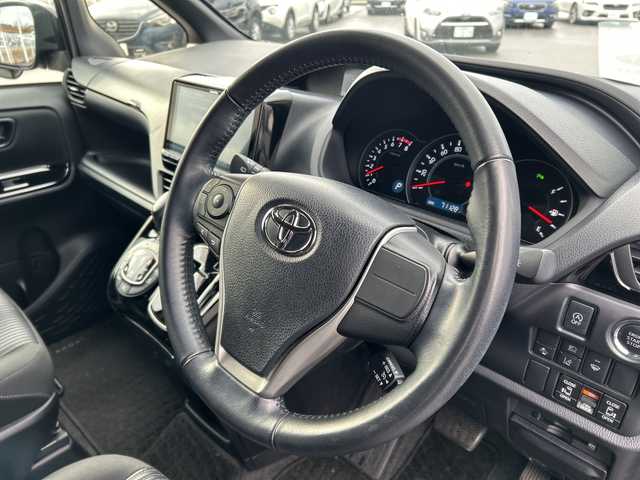 トヨタ ヴォクシー ZS 煌Ⅲ 富山県 2021(令3)年 7.2万km ブラック ４WD/アルパインフリップダウンモニター/アルパイン車種専用９インチメモリナビ/【フルセグＴＶ/CD/DVD/USB/HDMI/BT】/バックカメラ/社外デジタルインナーミラー/両側パワースライドドア/ウォークスルー/純正アルミホイール/純正フロアマット/エンジンスターター/ビルトインＥＴＣ/コーナーセンサー/LEDヘッドライト/オートハイビーム