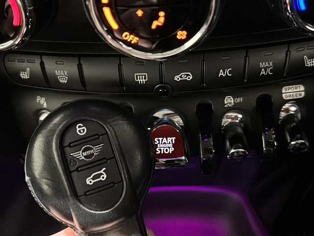 ＭＩＮＩ ミニ クーパー S 60イヤーズED 新潟県 2019(令1)年 1.7万km ブリティッシュレーシンググリーン 限定車”60イヤーズエディション”/-ボンネット・ストライプ/-サイド・スカットル/-ドア・シル・プレート/-インテリア・サーフェス/-ロゴ・プロジェクション/-17インチアロイ・ホイール/-ペッパー・ホワイト・ルーフ & ミラー・キャップ/-シート・ヒーター（フロント／左右）/-MINI Yours レザー　ラウンジ　ダーク・マロン/-MINI Yours スポーツ・レザー・ステアリング/-CAMERA & PARKING ASSIST パッケージ/-PEPPER パッケージ/-LED LIGHT パッケージ/-オンボード・コンピューター/-クルーズ・コントロール/-MINI ドライビング・モード/-スポーツAT（パドル・シフト付）/純正HDDナビ/ETC/インテリジェントセーフティ/LEDヘッドライト/アイドリングストップ