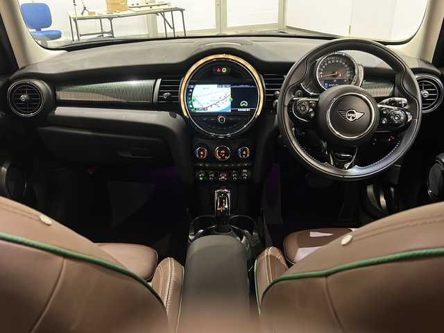 ＭＩＮＩ ミニ クーパー S 60イヤーズED 新潟県 2019(令1)年 1.7万km ブリティッシュレーシンググリーン 限定車”60イヤーズエディション”/-ボンネット・ストライプ/-サイド・スカットル/-ドア・シル・プレート/-インテリア・サーフェス/-ロゴ・プロジェクション/-17インチアロイ・ホイール/-ペッパー・ホワイト・ルーフ & ミラー・キャップ/-シート・ヒーター（フロント／左右）/-MINI Yours レザー　ラウンジ　ダーク・マロン/-MINI Yours スポーツ・レザー・ステアリング/-CAMERA & PARKING ASSIST パッケージ/-PEPPER パッケージ/-LED LIGHT パッケージ/-オンボード・コンピューター/-クルーズ・コントロール/-MINI ドライビング・モード/-スポーツAT（パドル・シフト付）/純正HDDナビ/ETC/インテリジェントセーフティ/LEDヘッドライト/アイドリングストップ