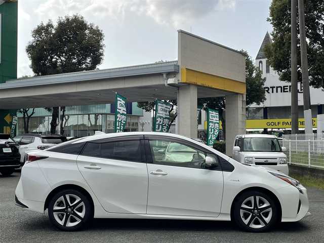 トヨタ プリウス S ツーリングセレクション 熊本県 2016(平28)年 5.1万km ホワイトパールクリスタルシャイン ワンオーナー/プッシュスタート/純正ナビ/（CD・DVD・フルセグTV・BTオーディオ・SD）/バックカメラ/ビルトインETC/ドライブレコーダー/純正17インチAW/合皮シート/前席シートヒーター/LEDヘッドライト/オートライト/純正フロアマット/純正ドアバイザー/新車保証書/取扱説明書/スマートスペアキー×1本