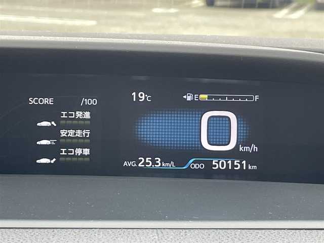 トヨタ プリウス S ツーリングセレクション 熊本県 2016(平28)年 5.1万km ホワイトパールクリスタルシャイン ワンオーナー/プッシュスタート/純正ナビ/（CD・DVD・フルセグTV・BTオーディオ・SD）/バックカメラ/ビルトインETC/ドライブレコーダー/純正17インチAW/合皮シート/前席シートヒーター/LEDヘッドライト/オートライト/純正フロアマット/純正ドアバイザー/新車保証書/取扱説明書/スマートスペアキー×1本
