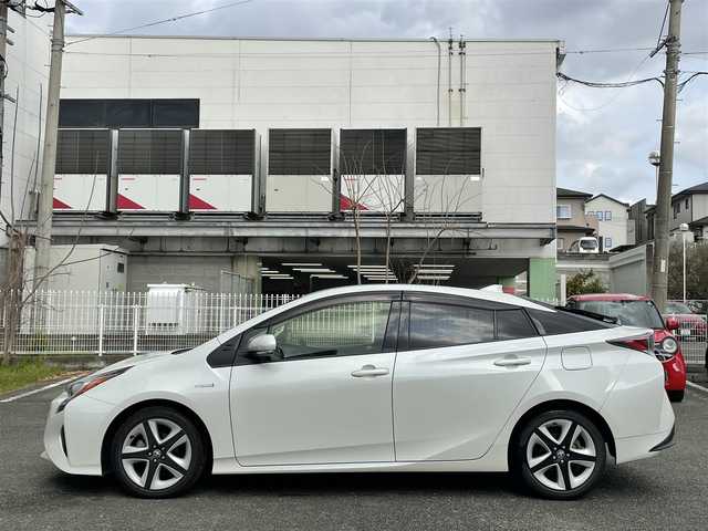 トヨタ プリウス S ツーリングセレクション 熊本県 2016(平28)年 5.1万km ホワイトパールクリスタルシャイン ワンオーナー/プッシュスタート/純正ナビ/（CD・DVD・フルセグTV・BTオーディオ・SD）/バックカメラ/ビルトインETC/ドライブレコーダー/純正17インチAW/合皮シート/前席シートヒーター/LEDヘッドライト/オートライト/純正フロアマット/純正ドアバイザー/新車保証書/取扱説明書/スマートスペアキー×1本