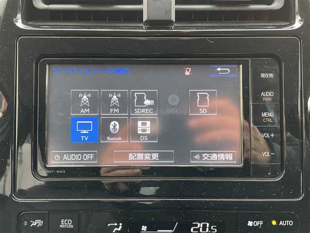 トヨタ プリウス S ツーリングセレクション 熊本県 2016(平28)年 5.1万km ホワイトパールクリスタルシャイン ワンオーナー/プッシュスタート/純正ナビ/（CD・DVD・フルセグTV・BTオーディオ・SD）/バックカメラ/ビルトインETC/ドライブレコーダー/純正17インチAW/合皮シート/前席シートヒーター/LEDヘッドライト/オートライト/純正フロアマット/純正ドアバイザー/新車保証書/取扱説明書/スマートスペアキー×1本