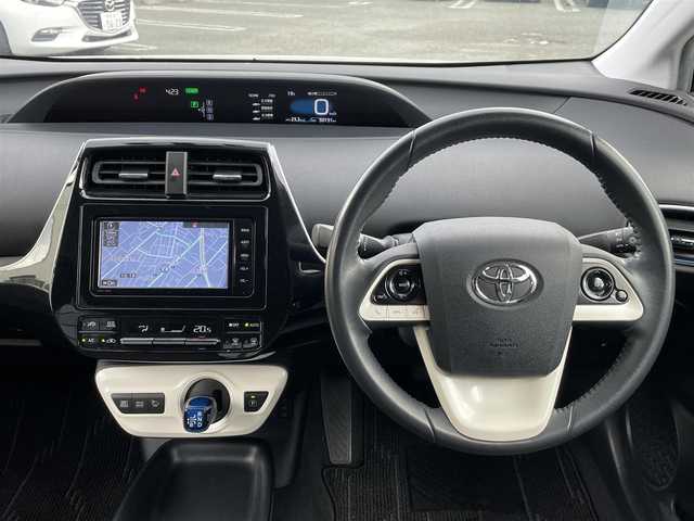 トヨタ プリウス S ツーリングセレクション 熊本県 2016(平28)年 5.1万km ホワイトパールクリスタルシャイン ワンオーナー/プッシュスタート/純正ナビ/（CD・DVD・フルセグTV・BTオーディオ・SD）/バックカメラ/ビルトインETC/ドライブレコーダー/純正17インチAW/合皮シート/前席シートヒーター/LEDヘッドライト/オートライト/純正フロアマット/純正ドアバイザー/新車保証書/取扱説明書/スマートスペアキー×1本