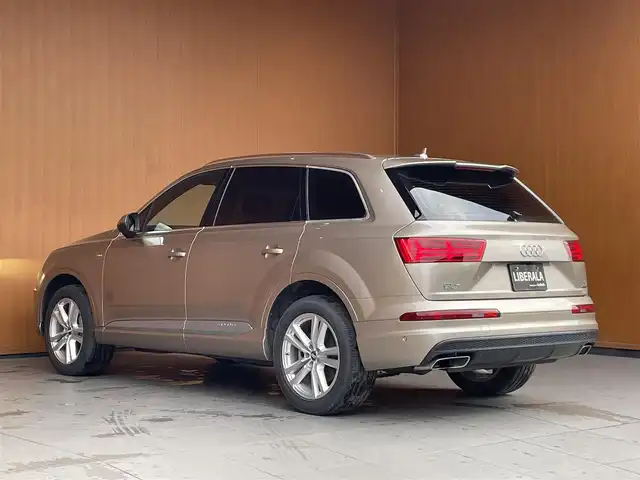 アウディ Ｑ７ 3．0TFSI クワトロ 愛知県 2018(平30)年 3.3万km ベージュ Ｓｌｉｎｅ　/サンルーフ　/黒革シート　/シートヒーター　/純正ナビ　/フルセグＴＶ　/３６０カメラ　/アダプティブエアサス　/ＡＣＣ　/ブラインドスポット　/レーンキープ　/７シーターパッケージ　/純正１８インチアルミ　/パドルシフト　/シートメモリ　
