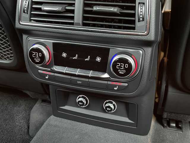 アウディ Ｑ７ 3．0TFSI クワトロ 愛知県 2018(平30)年 3.3万km ベージュ Ｓｌｉｎｅ　/サンルーフ　/黒革シート　/シートヒーター　/純正ナビ　/フルセグＴＶ　/３６０カメラ　/アダプティブエアサス　/ＡＣＣ　/ブラインドスポット　/レーンキープ　/７シーターパッケージ　/純正１８インチアルミ　/パドルシフト　/シートメモリ　