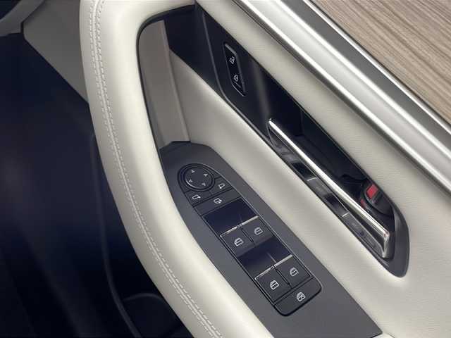 マツダ ＣＸ－６０ 25S エクスクルーシブモード 鹿児島県 2023(令5)年 0.6万km ロジウムホワイトプレミアムメタリック 純正12.3インチナビ/(BT/USB/HDMI)/フルセグTV/全周囲カメラ/BOSEスピーカー/ETC/サンルーフ/衝突軽減ブレーキ/レーダークルーズコントロール/コーナーセンサー/ブラインドスポットモニター/レザーシート/前席パワーシート/全席シートヒーター/前席エアーシート/パワーバックドア/ステアリングヒーター/ステアリングリモコン/革巻きステアリング/LEDヘッドライト/オートライト/オートハイビーム/電動パーキングブレーキ/オートホールド/スマートキー/電動格納ミラー/純正フロアマット/純正アルミ20インチ