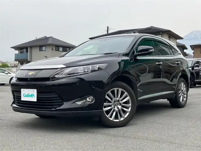トヨタ ハリアー プレミアム アドバンスドP 静岡県 2016(平28)年 6.1万km ブラック エンジンスタートボタン/スマートキー/スペアキー１本/アイドリングストップ/パワーステアリング/パワーウィンドウ/MTモード付AT/オートエアコン/クルーズコントロール/保証書/取扱説明書/USB入力端子/純正ETC/純正メモリナビ（CD.DVD.BT.フルセグ）/純正フロアマット/純正アルミホイール/全方位カメラ/電動リアゲート/D席パワーシート/ABS/横滑り防止装置/コーナーセンサー前後/レーンキープアシスト/オートライト/オートマチックハイビーム/LEDライト/W+サイドエアバック/衝突軽減システム/JBL