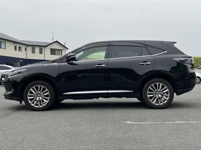トヨタ ハリアー プレミアム アドバンスドP 静岡県 2016(平28)年 6.1万km ブラック エンジンスタートボタン/スマートキー/スペアキー１本/アイドリングストップ/パワーステアリング/パワーウィンドウ/MTモード付AT/オートエアコン/クルーズコントロール/保証書/取扱説明書/USB入力端子/純正ETC/純正メモリナビ（CD.DVD.BT.フルセグ）/純正フロアマット/純正アルミホイール/全方位カメラ/電動リアゲート/D席パワーシート/ABS/横滑り防止装置/コーナーセンサー前後/レーンキープアシスト/オートライト/オートマチックハイビーム/LEDライト/W+サイドエアバック/衝突軽減システム/JBL