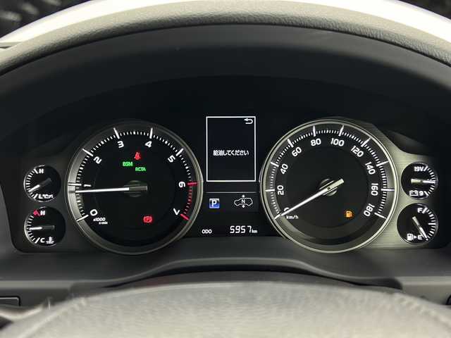 トヨタ ランドクルーザー ZX G－フロンティア 宮城県 2016(平28)年 0.6万km ホワイトパールクリスタルシャイン ４ＷＤ　/サンルーフ　/純正９インチナビ(CD/DVD/BT/フルセグTV/HDMI)/リヤシートエンターテインメント/WALDエアロ/2本出マフラー/ルーフレール/クールボックス　/バックカメラ　/前後コーナーセンサー　/トヨタセーフティセンス/　・プリクラッシュセーフティ/　・レーダークルーズコントロール/　・レーンディパーチャーアラート/　・ブラインドスポットモニター/　・オートマチックハイビーム/オートライト/LEDライト/ビルトインETC2.0/純正アルミホイール/パワーバックドア/フルエアロ/全席パワーシート/全席シートヒーター　/前席エアシート/シートメモリー/ステアリングヒーター/ステアリングスイッチ/純正フロアマット/レザーシート/レザーステアリング/サイドバイザー/禁煙車