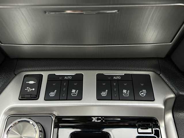 トヨタ ランドクルーザー ZX G－フロンティア 宮城県 2016(平28)年 0.6万km ホワイトパールクリスタルシャイン ４ＷＤ　/サンルーフ　/純正９インチナビ(CD/DVD/BT/フルセグTV/HDMI)/リヤシートエンターテインメント/WALDエアロ/2本出マフラー/ルーフレール/クールボックス　/バックカメラ　/前後コーナーセンサー　/トヨタセーフティセンス/　・プリクラッシュセーフティ/　・レーダークルーズコントロール/　・レーンディパーチャーアラート/　・ブラインドスポットモニター/　・オートマチックハイビーム/オートライト/LEDライト/ビルトインETC2.0/純正アルミホイール/パワーバックドア/フルエアロ/全席パワーシート/全席シートヒーター　/前席エアシート/シートメモリー/ステアリングヒーター/ステアリングスイッチ/純正フロアマット/レザーシート/レザーステアリング/サイドバイザー/禁煙車