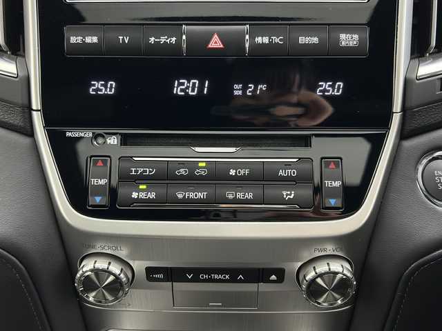 トヨタ ランドクルーザー ZX G－フロンティア 宮城県 2016(平28)年 0.6万km ホワイトパールクリスタルシャイン ４ＷＤ　/サンルーフ　/純正９インチナビ(CD/DVD/BT/フルセグTV/HDMI)/リヤシートエンターテインメント/WALDエアロ/2本出マフラー/ルーフレール/クールボックス　/バックカメラ　/前後コーナーセンサー　/トヨタセーフティセンス/　・プリクラッシュセーフティ/　・レーダークルーズコントロール/　・レーンディパーチャーアラート/　・ブラインドスポットモニター/　・オートマチックハイビーム/オートライト/LEDライト/ビルトインETC2.0/純正アルミホイール/パワーバックドア/フルエアロ/全席パワーシート/全席シートヒーター　/前席エアシート/シートメモリー/ステアリングヒーター/ステアリングスイッチ/純正フロアマット/レザーシート/レザーステアリング/サイドバイザー/禁煙車