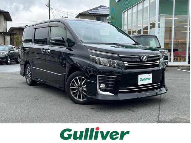 トヨタ ヴォクシー ZS 静岡県 2014(平26)年 4.8万km ブラック エンジンスタートボタン/パワーステアリング/パワーウィンドウ/アイドリングストップ/スマートキー/Bluetooth/後席用モニター/SDナビ（NSZT-W626)/3列シート/純正フロアマット/布シート/両側パワースライドドア/エアロパーツ（モデリスタ）/純正アルミホイール/ABS/横滑り防止装置/オートライト/LED/Wエアバッグ