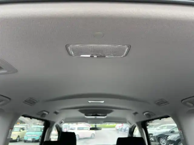 トヨタ ヴォクシー ZS 静岡県 2014(平26)年 4.8万km ブラック エンジンスタートボタン/パワーステアリング/パワーウィンドウ/アイドリングストップ/スマートキー/Bluetooth/後席用モニター/SDナビ（NSZT-W626)/3列シート/純正フロアマット/布シート/両側パワースライドドア/エアロパーツ（モデリスタ）/純正アルミホイール/ABS/横滑り防止装置/オートライト/LED/Wエアバッグ