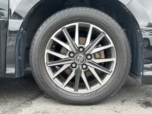 トヨタ ヴォクシー ZS 静岡県 2014(平26)年 4.8万km ブラック エンジンスタートボタン/パワーステアリング/パワーウィンドウ/アイドリングストップ/スマートキー/Bluetooth/後席用モニター/SDナビ（NSZT-W626)/3列シート/純正フロアマット/布シート/両側パワースライドドア/エアロパーツ（モデリスタ）/純正アルミホイール/ABS/横滑り防止装置/オートライト/LED/Wエアバッグ