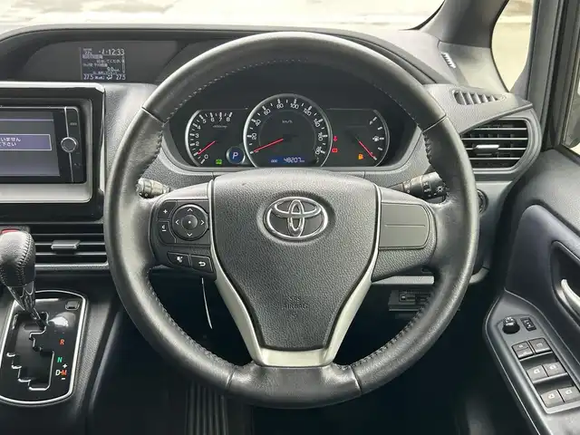 トヨタ ヴォクシー ZS 静岡県 2014(平26)年 4.8万km ブラック エンジンスタートボタン/パワーステアリング/パワーウィンドウ/アイドリングストップ/スマートキー/Bluetooth/後席用モニター/SDナビ（NSZT-W626)/3列シート/純正フロアマット/布シート/両側パワースライドドア/エアロパーツ（モデリスタ）/純正アルミホイール/ABS/横滑り防止装置/オートライト/LED/Wエアバッグ