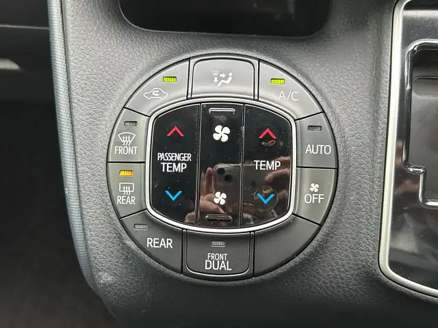 トヨタ ヴォクシー ZS 静岡県 2014(平26)年 4.8万km ブラック エンジンスタートボタン/パワーステアリング/パワーウィンドウ/アイドリングストップ/スマートキー/Bluetooth/後席用モニター/SDナビ（NSZT-W626)/3列シート/純正フロアマット/布シート/両側パワースライドドア/エアロパーツ（モデリスタ）/純正アルミホイール/ABS/横滑り防止装置/オートライト/LED/Wエアバッグ