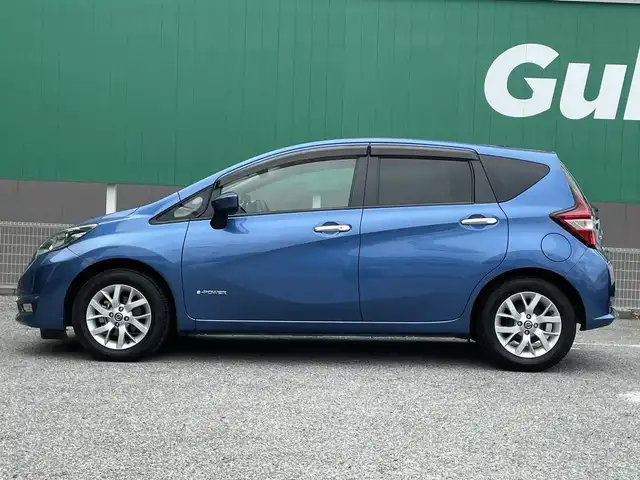 日産 ノート e－パワー メダリスト 千葉県 2019(令1)年 0.8万km シャイニングブルー 純正SDナビ/ (フルセグTV/CD/DVD/SD/AUX/Bluetooth)/アラウンドビューモニター/ドライブレコーダー (DRV-830)/ETC/クルーズコントロール/インテリジェントエマージェンシーブレーキ/インテリジェントルームミラー/前後コーナーセンサー/オートライト/LEDヘッドライト/フォグランプ/ウィンカー付き電動格納ミラー/ドアバイザー/プッシュエンジンスタート/スマートキー/純正フロアマット/純正15インチアルミホイール