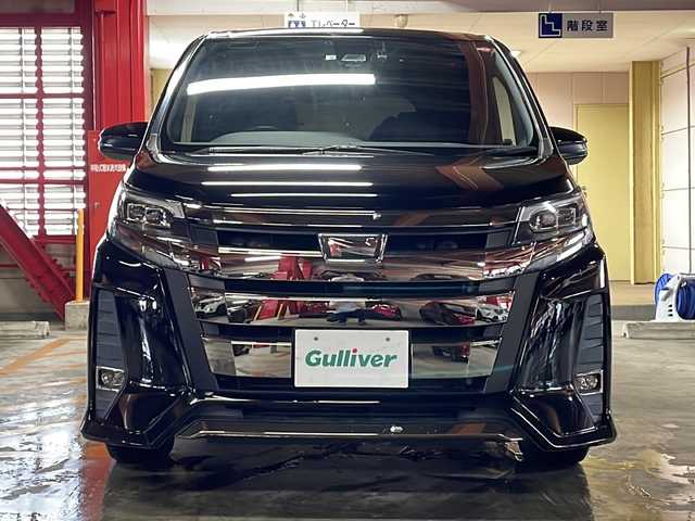 トヨタ ノア Si ダブルバイビー 静岡県 2018(平30)年 6.2万km ブラック 【安全装備】/トヨタセーフティセンス/プリクラッシュセーフティ/（レーザーレーダー・単眼カメラ方式）/（自車車速約30km/hから80km/h間：ブレーキアシスト機能発動）/（自車車速約10km/hから80km/h間踏力無時：約30km/h減速）/レーンディパーチャーアラート/（作動車速50km/h以上時）/オートマチックハイビーム/（作動車速30km/h以上時）/先行車発進お知らせ機能/【主要装備】/純正１０インチナビ　/後席フリップダウンモニター　/ハーフレザーシート　/両側パワースライドドア　/ビルトインＥＴＣ　/オートライト　/アイドリングストップ　/ＬＥＤヘッドライト　/クルーズコントロール　/プッシュスタート/スマートキー/純正16インチアルミホイール