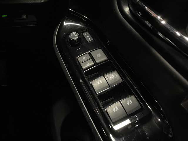 トヨタ ノア Si ダブルバイビー 静岡県 2018(平30)年 6.2万km ブラック 【安全装備】/トヨタセーフティセンス/プリクラッシュセーフティ/（レーザーレーダー・単眼カメラ方式）/（自車車速約30km/hから80km/h間：ブレーキアシスト機能発動）/（自車車速約10km/hから80km/h間踏力無時：約30km/h減速）/レーンディパーチャーアラート/（作動車速50km/h以上時）/オートマチックハイビーム/（作動車速30km/h以上時）/先行車発進お知らせ機能/【主要装備】/純正１０インチナビ　/後席フリップダウンモニター　/ハーフレザーシート　/両側パワースライドドア　/ビルトインＥＴＣ　/オートライト　/アイドリングストップ　/ＬＥＤヘッドライト　/クルーズコントロール　/プッシュスタート/スマートキー/純正16インチアルミホイール