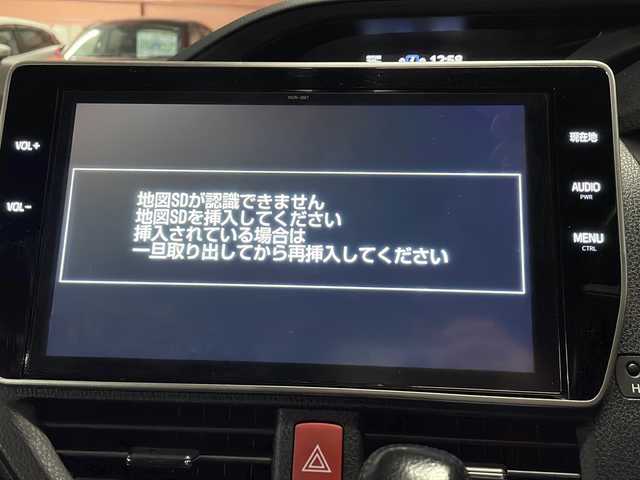 トヨタ ノア Si ダブルバイビー 静岡県 2018(平30)年 6.2万km ブラック 【安全装備】/トヨタセーフティセンス/プリクラッシュセーフティ/（レーザーレーダー・単眼カメラ方式）/（自車車速約30km/hから80km/h間：ブレーキアシスト機能発動）/（自車車速約10km/hから80km/h間踏力無時：約30km/h減速）/レーンディパーチャーアラート/（作動車速50km/h以上時）/オートマチックハイビーム/（作動車速30km/h以上時）/先行車発進お知らせ機能/【主要装備】/純正１０インチナビ　/後席フリップダウンモニター　/ハーフレザーシート　/両側パワースライドドア　/ビルトインＥＴＣ　/オートライト　/アイドリングストップ　/ＬＥＤヘッドライト　/クルーズコントロール　/プッシュスタート/スマートキー/純正16インチアルミホイール