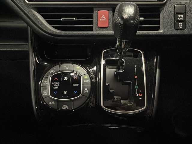 トヨタ ノア Si ダブルバイビー 静岡県 2018(平30)年 6.2万km ブラック 【安全装備】/トヨタセーフティセンス/プリクラッシュセーフティ/（レーザーレーダー・単眼カメラ方式）/（自車車速約30km/hから80km/h間：ブレーキアシスト機能発動）/（自車車速約10km/hから80km/h間踏力無時：約30km/h減速）/レーンディパーチャーアラート/（作動車速50km/h以上時）/オートマチックハイビーム/（作動車速30km/h以上時）/先行車発進お知らせ機能/【主要装備】/純正１０インチナビ　/後席フリップダウンモニター　/ハーフレザーシート　/両側パワースライドドア　/ビルトインＥＴＣ　/オートライト　/アイドリングストップ　/ＬＥＤヘッドライト　/クルーズコントロール　/プッシュスタート/スマートキー/純正16インチアルミホイール
