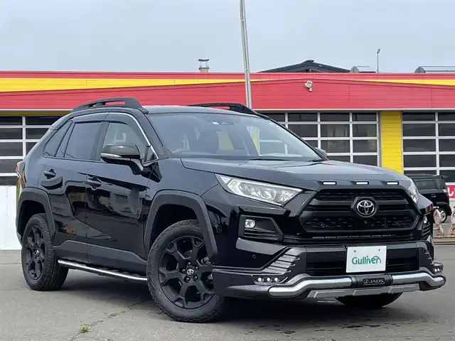トヨタ ＲＡＶ４ アドベンチャー オフロードPKG 道東・釧路十勝 2022(令4)年 2.4万km アティチュードブラックマイカ 4WD/寒冷地仕様車/Toyota Safety Sense/・PCS(プリクラッシュセーフティ)/・LTA(レーントレーシングアシスト)/・BSM(ブラインドスポットモニター)/・オートマチックハイビーム/・レーダークルーズコントロール/純正メーカーOPナビ/ (BT/USB/Miracast)/フルセグTV/車外カメラ/ (フロント/バック/全方位)/革巻きステアリング/ステアリングスイッチ/ステアリングヒーター/レザーシート/パワーシート/ (運転席)/メモリーシート/ (運転席)/シートヒーター/ (運転席/助手席)/エアーシート/ (運転席/助手席)/プッシュスタート/スマートキー/スペアキー/純正キー1体型エンジンスターター/純正18インチAW/JAOSフロントバンパー/MODELLISTAサイドステップ/ルーフレール/純正LEDヘッドライト/フォグランプ/ (フロント/リア)/ウインカーミラー/電動格納ミラー/純正ドアバイザー/純正フロアマット/横滑り防止装置/ナビ取扱説明書/取扱説明書/保証書