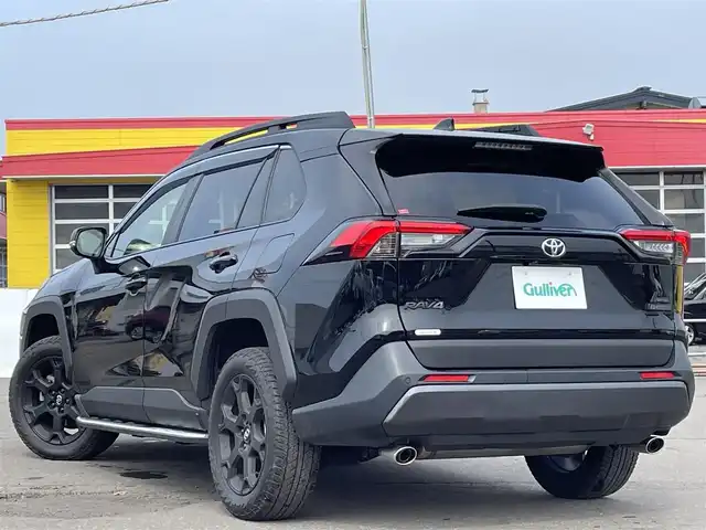トヨタ ＲＡＶ４ アドベンチャー オフロードPKG 道東・釧路十勝 2022(令4)年 2.4万km アティチュードブラックマイカ 4WD/寒冷地仕様車/Toyota Safety Sense/・PCS(プリクラッシュセーフティ)/・LTA(レーントレーシングアシスト)/・BSM(ブラインドスポットモニター)/・オートマチックハイビーム/・レーダークルーズコントロール/純正メーカーOPナビ/ (BT/USB/Miracast)/フルセグTV/車外カメラ/ (フロント/バック/全方位)/革巻きステアリング/ステアリングスイッチ/ステアリングヒーター/レザーシート/パワーシート/ (運転席)/メモリーシート/ (運転席)/シートヒーター/ (運転席/助手席)/エアーシート/ (運転席/助手席)/プッシュスタート/スマートキー/スペアキー/純正キー1体型エンジンスターター/純正18インチAW/JAOSフロントバンパー/MODELLISTAサイドステップ/ルーフレール/純正LEDヘッドライト/フォグランプ/ (フロント/リア)/ウインカーミラー/電動格納ミラー/純正ドアバイザー/純正フロアマット/横滑り防止装置/ナビ取扱説明書/取扱説明書/保証書
