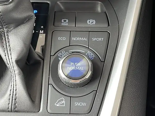 トヨタ ＲＡＶ４ アドベンチャー オフロードPKG 道東・釧路十勝 2022(令4)年 2.4万km アティチュードブラックマイカ 4WD/寒冷地仕様車/Toyota Safety Sense/・PCS(プリクラッシュセーフティ)/・LTA(レーントレーシングアシスト)/・BSM(ブラインドスポットモニター)/・オートマチックハイビーム/・レーダークルーズコントロール/純正メーカーOPナビ/ (BT/USB/Miracast)/フルセグTV/車外カメラ/ (フロント/バック/全方位)/革巻きステアリング/ステアリングスイッチ/ステアリングヒーター/レザーシート/パワーシート/ (運転席)/メモリーシート/ (運転席)/シートヒーター/ (運転席/助手席)/エアーシート/ (運転席/助手席)/プッシュスタート/スマートキー/スペアキー/純正キー1体型エンジンスターター/純正18インチAW/JAOSフロントバンパー/MODELLISTAサイドステップ/ルーフレール/純正LEDヘッドライト/フォグランプ/ (フロント/リア)/ウインカーミラー/電動格納ミラー/純正ドアバイザー/純正フロアマット/横滑り防止装置/ナビ取扱説明書/取扱説明書/保証書
