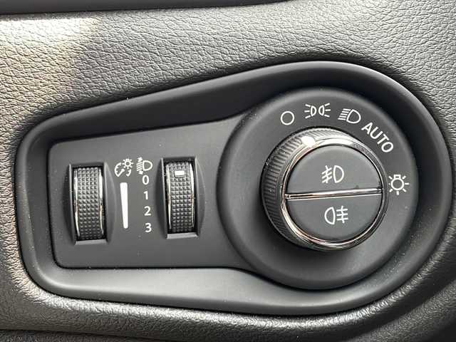 クライスラー・ジープ ジープ レネゲード リミテッド 大阪府 2022(令4)年 1万km グレーＭ ワンオーナー/純正メモリナビ/・FM/AM/Bluetooth/・フルセグテレビ/ETC2.0/前後ドライブレコーダー/バックカメラ/レーンキープアシスト/クルーズコントロール/革巻きステアリング/ステアリングリモコン/パワーシート（D席+N席）/ルーフレール/コーナーセンサー/LEDヘッドライト/オートライト/オートエアコン/プッシュスタート/スマートキー×2/USBジャック/12V電源/純正フロアマット/取扱説明書/保証書