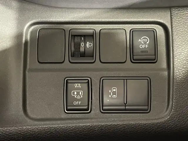 日産 セレナ ハイウェイスター 福岡県 2020(令2)年 3万km マルーンレッド 2トーン ・純正ナビ　/・前ドラレコ　/・社外フリップダウンモニター　/・クルコン　/・横滑り防止　/・前後コーナーセンサー　/・エマージェンシーブレーキ　/・ハンズフリーオートスライド　/・片側パワスラ　/・バックカメラ　/・オートライト/・純正フロアマット/・純正15インチアルミ/・電格ミラー