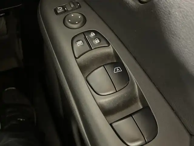 日産 セレナ ハイウェイスター 福岡県 2020(令2)年 3万km マルーンレッド 2トーン ・純正ナビ　/・前ドラレコ　/・社外フリップダウンモニター　/・クルコン　/・横滑り防止　/・前後コーナーセンサー　/・エマージェンシーブレーキ　/・ハンズフリーオートスライド　/・片側パワスラ　/・バックカメラ　/・オートライト/・純正フロアマット/・純正15インチアルミ/・電格ミラー