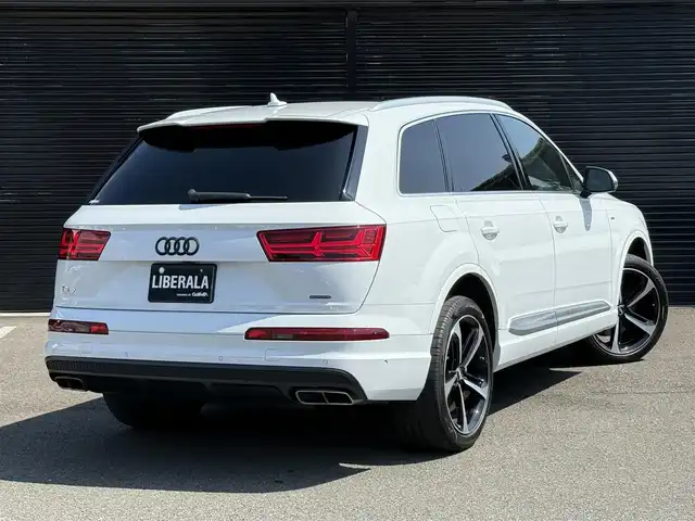 アウディ Ｑ７ 55TFSIクワトロアダプティブエアサスペンション 静岡県 2019(平31)年 4.8万km パール エアサスペンション/パノラマサンルーフ/レザーシート/バーチャルコックピット/BSM/電動リアゲート/純正ナビ/(CD/DVD/Bluetooth/フルセグ)/360°カメラ/アダプティブクルーズコントロール/レーンキープアシスト/パーキングアシスト/ダウンヒルアシストコントロール/メモリー付パワーシート/シートヒーター/アドバンストキー/ETC2.0/ドライブレコーダー/純正フロアマット/純正21インチアルミホイール/3列シート/保証書/取説