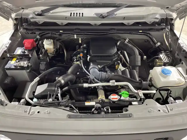 スズキ ジムニー XC 神奈川県 2022(令4)年 0.9万km ミディアムグレー ４WD/ターボ/純正8型SDナビゲーション【CN-RZ875】/フルセグ CD DVD　SD　Bluetooth　/バックカメラ/セーフティサポートパッケージ/デュアルセンサーブレーキサポート/誤発進抑制機能/車線逸脱警報機能/ふらつき警報/先行車発進お知らせ機能/標識認識機能/ハイビームアシスト/クルーズコントロール/前後ソナー/アイドリングストップ/ダウンヒルアシストコントロール/革巻きステアリング/ステアリングスイッチ/前席シートヒーター/ETC/社外前方ドライブレコーダー/プッシュスタート/スマートキー/LEDヘッドランプ/オートライト/ヘッドライトウォッシャー/純正15インチアルミホイール