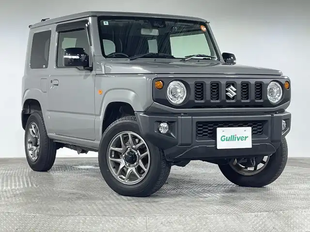 スズキ ジムニー XC 神奈川県 2022(令4)年 0.9万km ミディアムグレー ４WD/ターボ/純正8型SDナビゲーション【CN-RZ875】/フルセグ CD DVD　SD　Bluetooth　/バックカメラ/セーフティサポートパッケージ/デュアルセンサーブレーキサポート/誤発進抑制機能/車線逸脱警報機能/ふらつき警報/先行車発進お知らせ機能/標識認識機能/ハイビームアシスト/クルーズコントロール/前後ソナー/アイドリングストップ/ダウンヒルアシストコントロール/革巻きステアリング/ステアリングスイッチ/前席シートヒーター/ETC/社外前方ドライブレコーダー/プッシュスタート/スマートキー/LEDヘッドランプ/オートライト/ヘッドライトウォッシャー/純正15インチアルミホイール