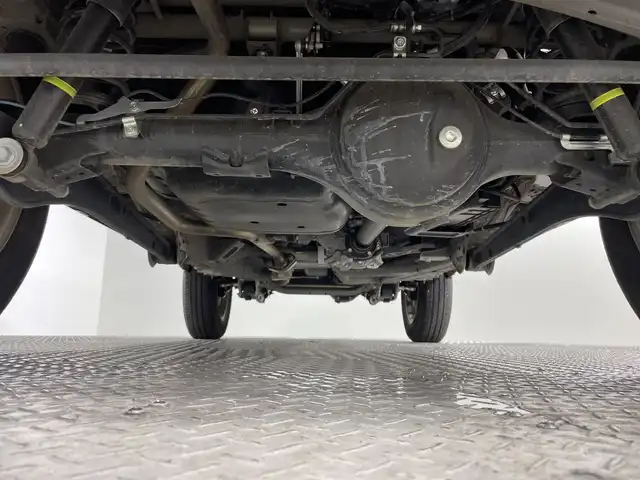 スズキ ジムニー XC 神奈川県 2022(令4)年 0.9万km ミディアムグレー ４WD/ターボ/純正8型SDナビゲーション【CN-RZ875】/フルセグ CD DVD　SD　Bluetooth　/バックカメラ/セーフティサポートパッケージ/デュアルセンサーブレーキサポート/誤発進抑制機能/車線逸脱警報機能/ふらつき警報/先行車発進お知らせ機能/標識認識機能/ハイビームアシスト/クルーズコントロール/前後ソナー/アイドリングストップ/ダウンヒルアシストコントロール/革巻きステアリング/ステアリングスイッチ/前席シートヒーター/ETC/社外前方ドライブレコーダー/プッシュスタート/スマートキー/LEDヘッドランプ/オートライト/ヘッドライトウォッシャー/純正15インチアルミホイール