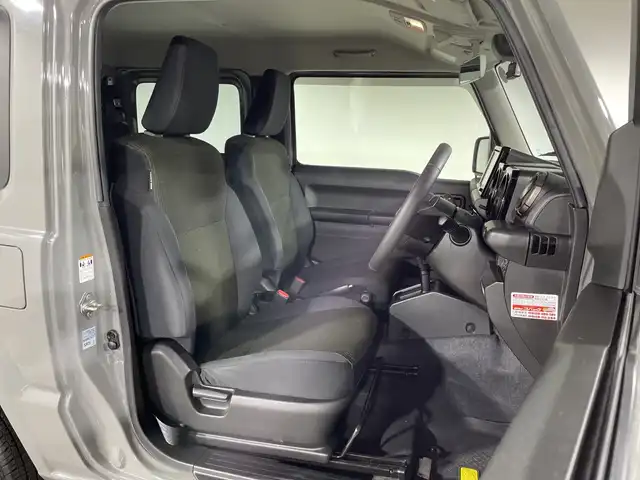 スズキ ジムニー XC 神奈川県 2022(令4)年 0.9万km ミディアムグレー ４WD/ターボ/純正8型SDナビゲーション【CN-RZ875】/フルセグ CD DVD　SD　Bluetooth　/バックカメラ/セーフティサポートパッケージ/デュアルセンサーブレーキサポート/誤発進抑制機能/車線逸脱警報機能/ふらつき警報/先行車発進お知らせ機能/標識認識機能/ハイビームアシスト/クルーズコントロール/前後ソナー/アイドリングストップ/ダウンヒルアシストコントロール/革巻きステアリング/ステアリングスイッチ/前席シートヒーター/ETC/社外前方ドライブレコーダー/プッシュスタート/スマートキー/LEDヘッドランプ/オートライト/ヘッドライトウォッシャー/純正15インチアルミホイール