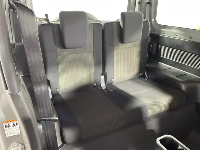 スズキ ジムニー XC 神奈川県 2022(令4)年 0.9万km ミディアムグレー ４WD/ターボ/純正8型SDナビゲーション【CN-RZ875】/フルセグ CD DVD　SD　Bluetooth　/バックカメラ/セーフティサポートパッケージ/デュアルセンサーブレーキサポート/誤発進抑制機能/車線逸脱警報機能/ふらつき警報/先行車発進お知らせ機能/標識認識機能/ハイビームアシスト/クルーズコントロール/前後ソナー/アイドリングストップ/ダウンヒルアシストコントロール/革巻きステアリング/ステアリングスイッチ/前席シートヒーター/ETC/社外前方ドライブレコーダー/プッシュスタート/スマートキー/LEDヘッドランプ/オートライト/ヘッドライトウォッシャー/純正15インチアルミホイール