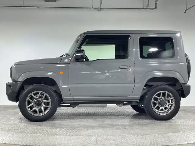 スズキ ジムニー XC 神奈川県 2022(令4)年 0.9万km ミディアムグレー ４WD/ターボ/純正8型SDナビゲーション【CN-RZ875】/フルセグ CD DVD　SD　Bluetooth　/バックカメラ/セーフティサポートパッケージ/デュアルセンサーブレーキサポート/誤発進抑制機能/車線逸脱警報機能/ふらつき警報/先行車発進お知らせ機能/標識認識機能/ハイビームアシスト/クルーズコントロール/前後ソナー/アイドリングストップ/ダウンヒルアシストコントロール/革巻きステアリング/ステアリングスイッチ/前席シートヒーター/ETC/社外前方ドライブレコーダー/プッシュスタート/スマートキー/LEDヘッドランプ/オートライト/ヘッドライトウォッシャー/純正15インチアルミホイール