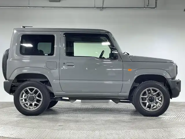 スズキ ジムニー XC 神奈川県 2022(令4)年 0.9万km ミディアムグレー ４WD/ターボ/純正8型SDナビゲーション【CN-RZ875】/フルセグ CD DVD　SD　Bluetooth　/バックカメラ/セーフティサポートパッケージ/デュアルセンサーブレーキサポート/誤発進抑制機能/車線逸脱警報機能/ふらつき警報/先行車発進お知らせ機能/標識認識機能/ハイビームアシスト/クルーズコントロール/前後ソナー/アイドリングストップ/ダウンヒルアシストコントロール/革巻きステアリング/ステアリングスイッチ/前席シートヒーター/ETC/社外前方ドライブレコーダー/プッシュスタート/スマートキー/LEDヘッドランプ/オートライト/ヘッドライトウォッシャー/純正15インチアルミホイール