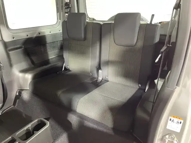 スズキ ジムニー XC 神奈川県 2022(令4)年 0.9万km ミディアムグレー ４WD/ターボ/純正8型SDナビゲーション【CN-RZ875】/フルセグ CD DVD　SD　Bluetooth　/バックカメラ/セーフティサポートパッケージ/デュアルセンサーブレーキサポート/誤発進抑制機能/車線逸脱警報機能/ふらつき警報/先行車発進お知らせ機能/標識認識機能/ハイビームアシスト/クルーズコントロール/前後ソナー/アイドリングストップ/ダウンヒルアシストコントロール/革巻きステアリング/ステアリングスイッチ/前席シートヒーター/ETC/社外前方ドライブレコーダー/プッシュスタート/スマートキー/LEDヘッドランプ/オートライト/ヘッドライトウォッシャー/純正15インチアルミホイール